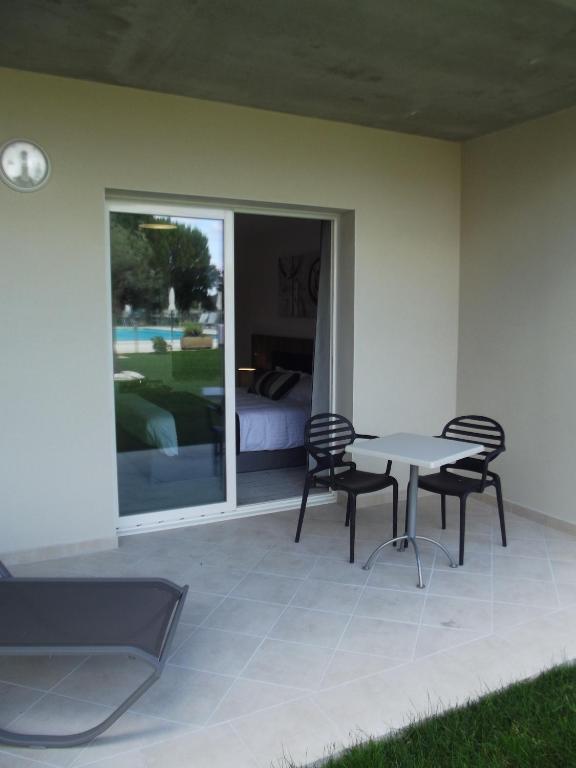 Le Domaine Des Oliviers Hotel Pierrelatte Bagian luar foto