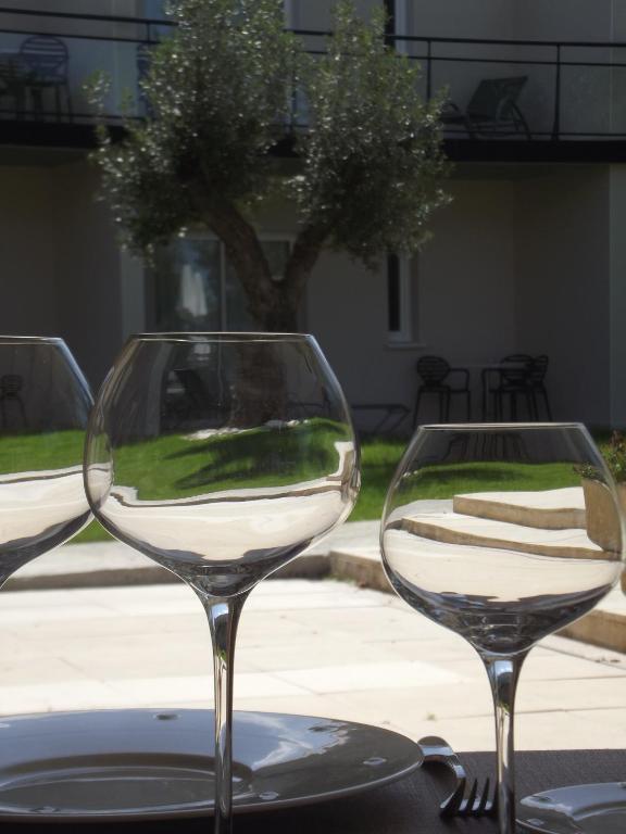 Le Domaine Des Oliviers Hotel Pierrelatte Bagian luar foto