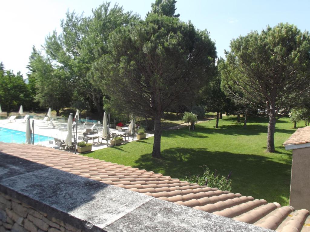 Le Domaine Des Oliviers Hotel Pierrelatte Bagian luar foto