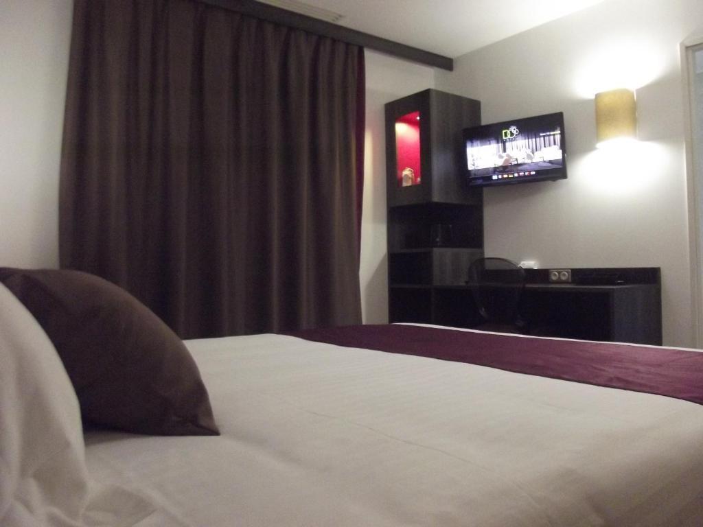 Le Domaine Des Oliviers Hotel Pierrelatte Bagian luar foto