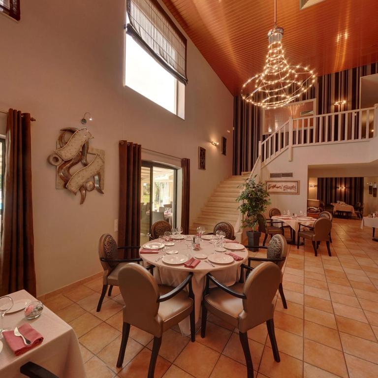 Le Domaine Des Oliviers Hotel Pierrelatte Bagian luar foto
