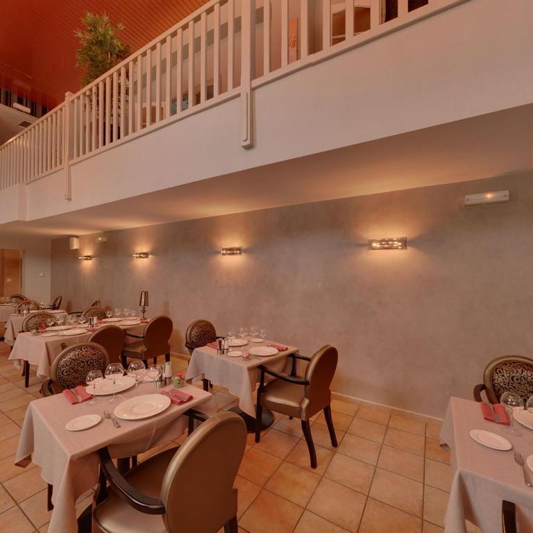 Le Domaine Des Oliviers Hotel Pierrelatte Bagian luar foto