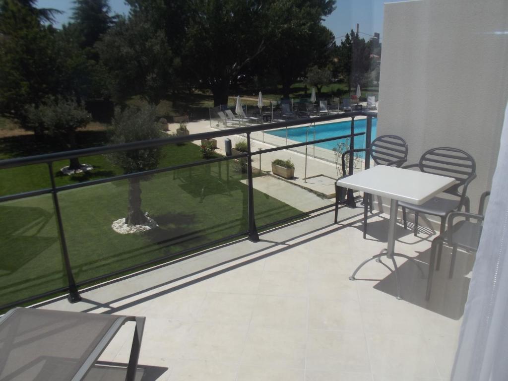 Le Domaine Des Oliviers Hotel Pierrelatte Ruang foto