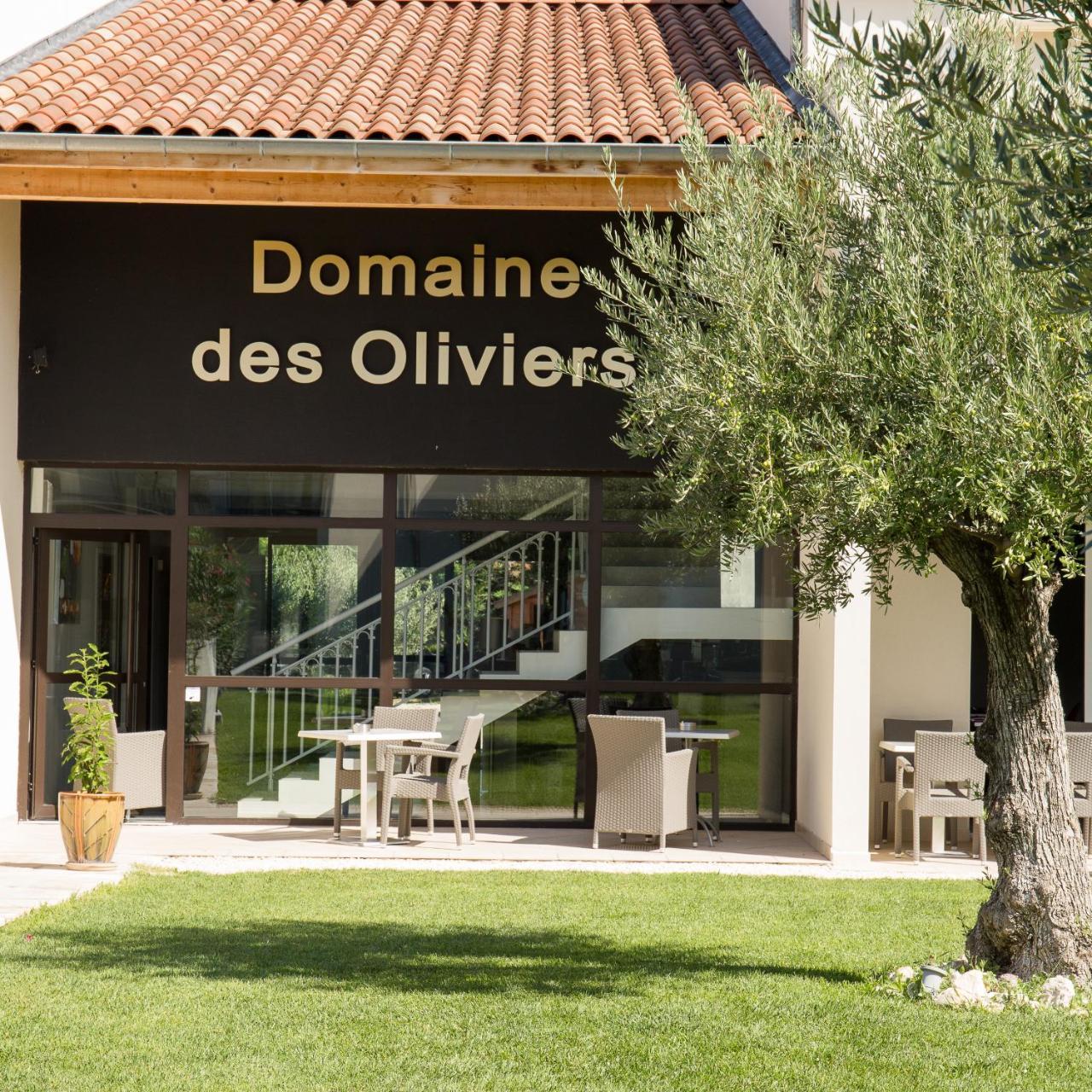 Le Domaine Des Oliviers Hotel Pierrelatte Bagian luar foto