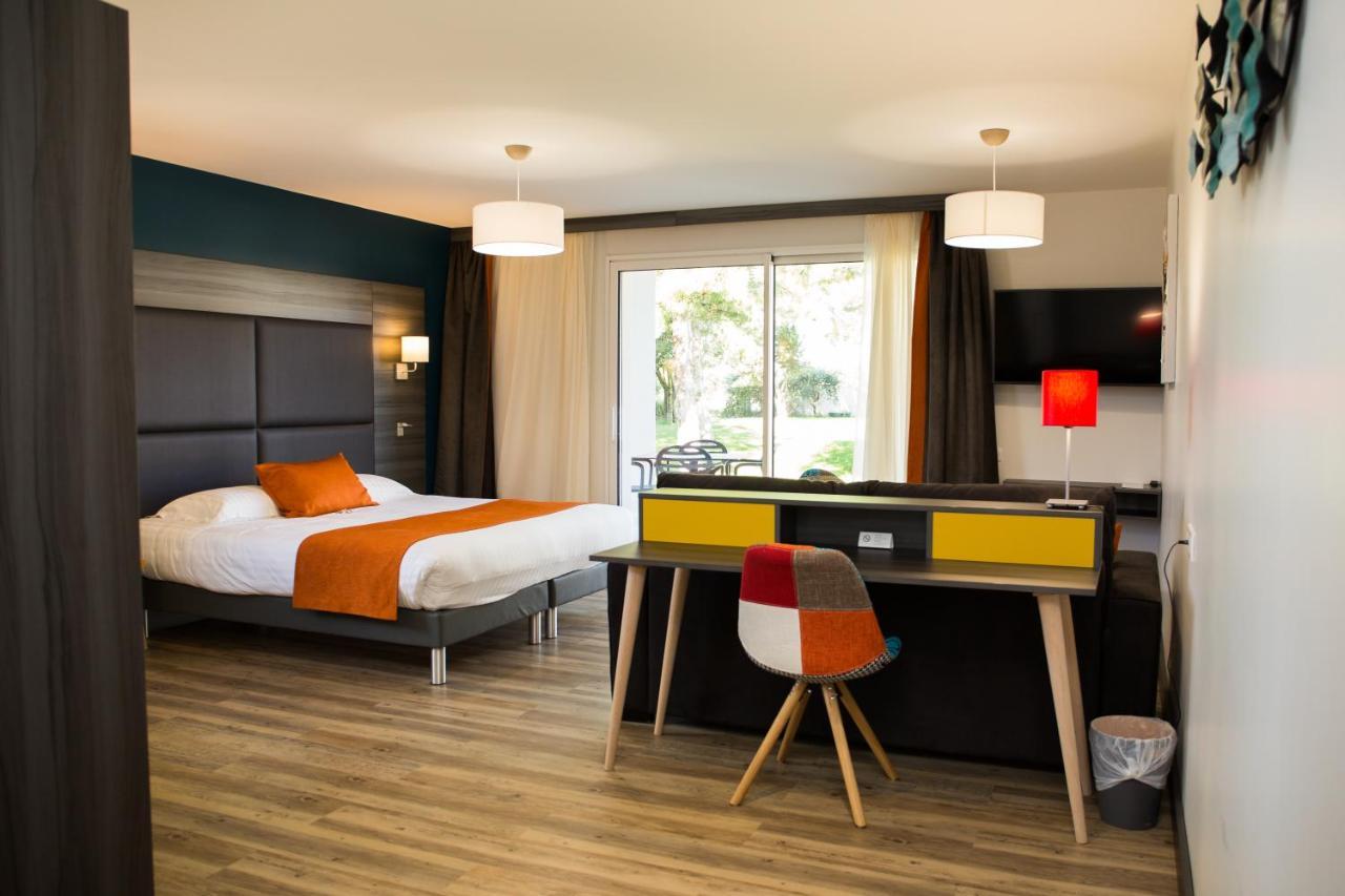 Le Domaine Des Oliviers Hotel Pierrelatte Bagian luar foto