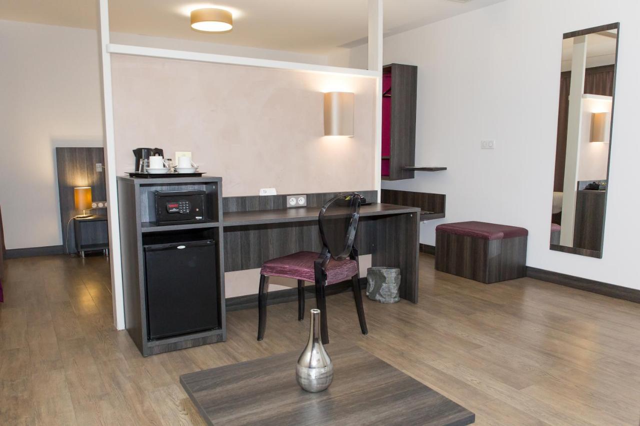 Le Domaine Des Oliviers Hotel Pierrelatte Bagian luar foto